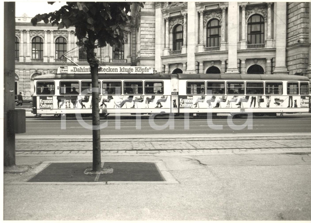 Fotografia d epoca originale 1980 ca WIEN Burgtheater  Tram con pubblicità Neue Kronen ZeiutngFoto 18x13 1