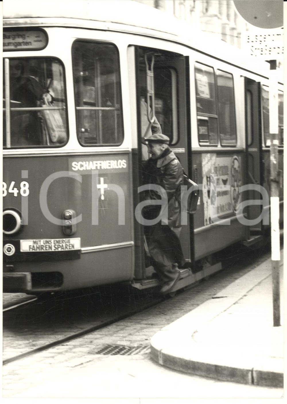 Fotografia d epoca originale 1980 ca WIEN Trasporto pubblico  Salita sul tram Foto COSTUME 13x18 cm 1