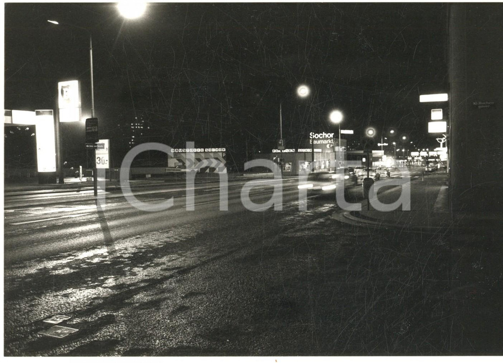 Fotografia d epoca originale 1980 ca WIEN Triester Straße  Edifici SOCHOR  Notturno Foto 18x13 cm 1