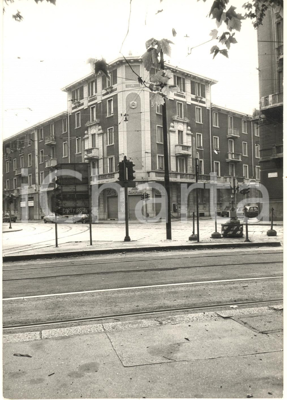 Fotografia d epoca originale 1980 ca MILANO Piazzale Aquileia  Palazzo Bottiglieria Bulloni Foto 13x18 cm 1