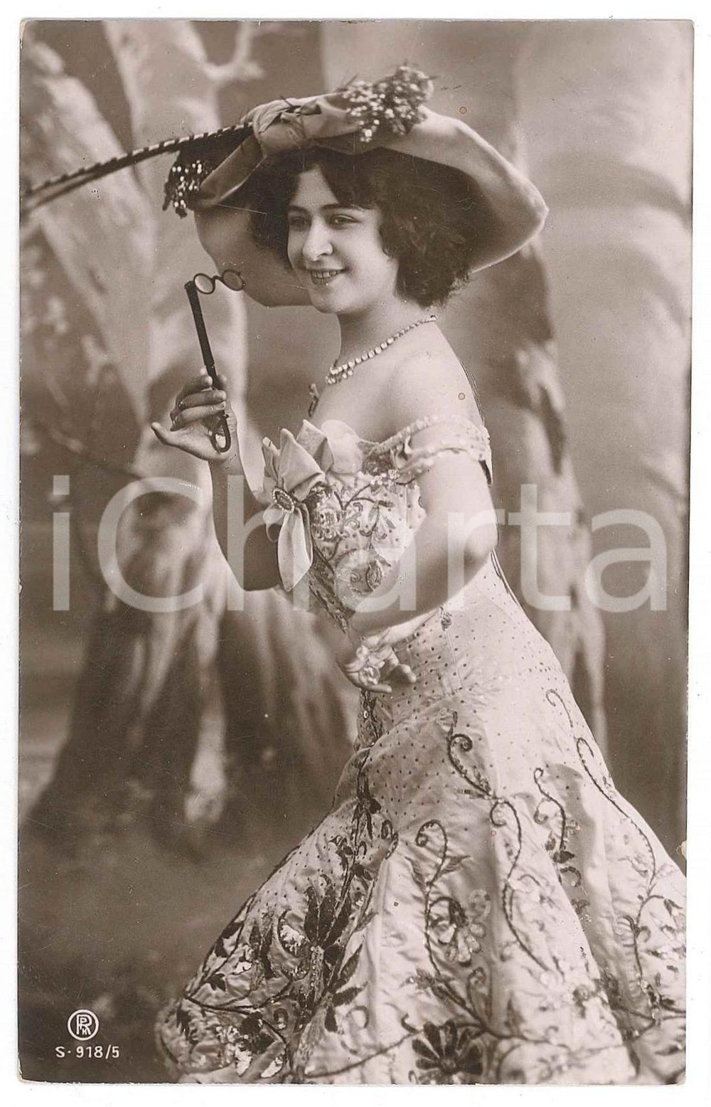 Cartolina originale da collezione 1907 MODA Ritratto di donna con lorgnette e cappello con piuma  Cartolina FP VG 1