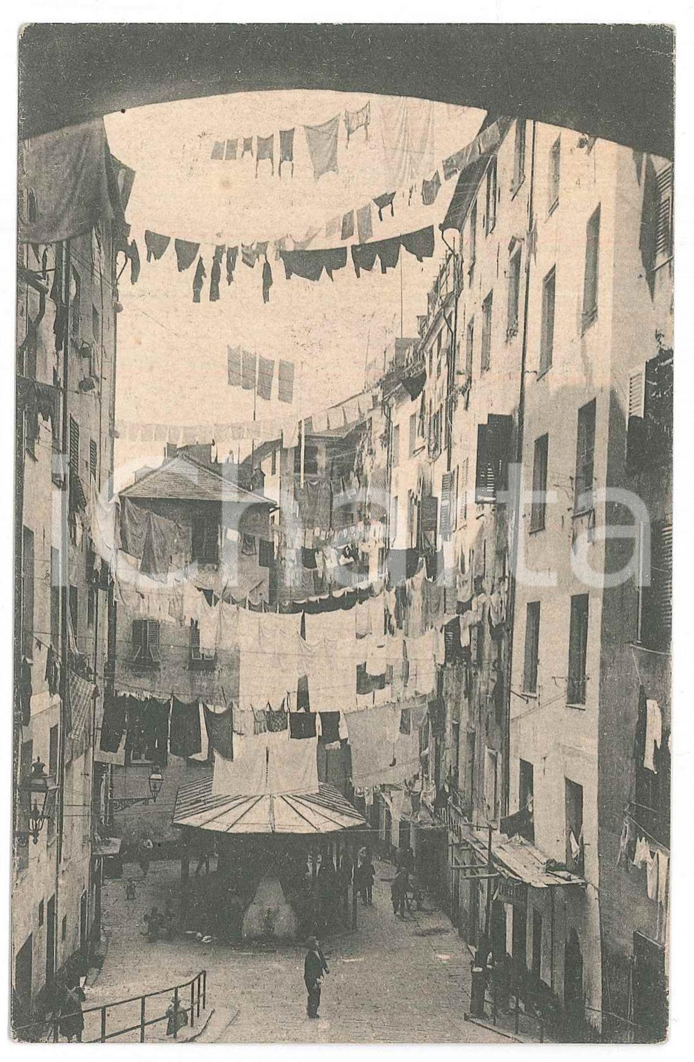 Cartolina originale da collezione 1935 ca GENOVA Panni stesi ai truogoli di Santa Brigida  Cartolina FP VG 1