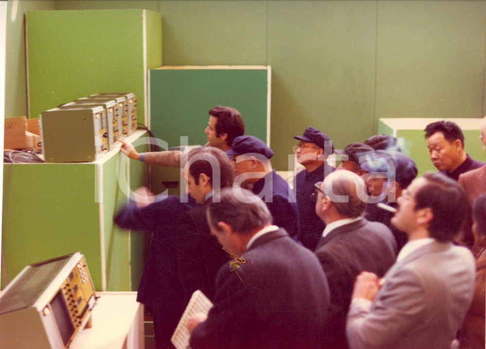 Fotografia d epoca originale 1975 CHINA TIENTSIN Mostra MONTEDISON elettronica  Interni Foto 31x22 cm 4 1