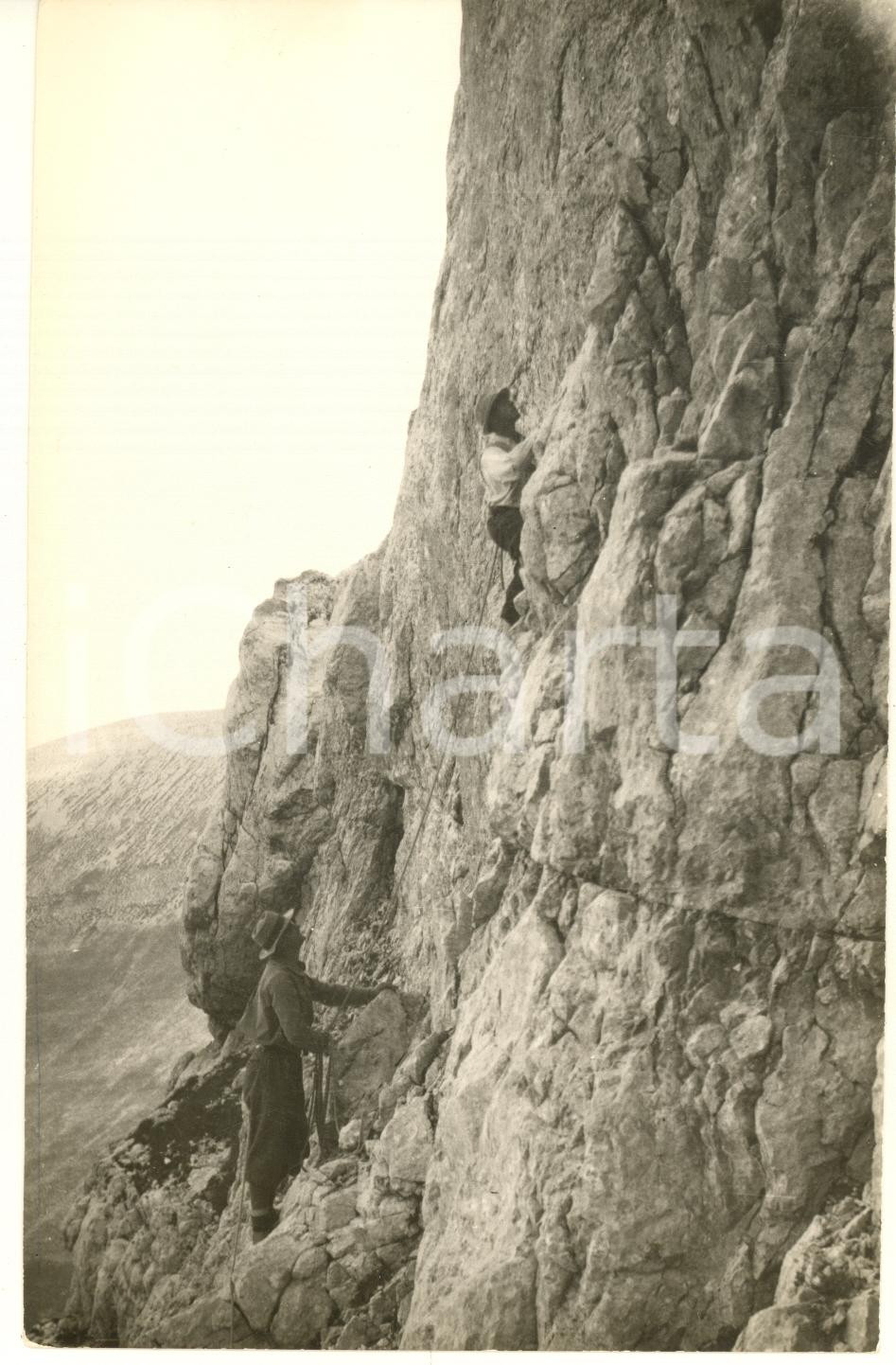 Fotografia d epoca originale 1955 ca ALPINISMO MONTI SIBILLINI  Domenico D ARMI sul Pizzo del Diavolo Foto 1