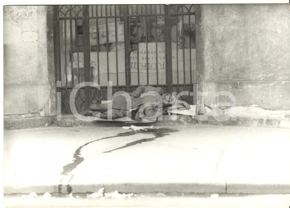 Fotografia d epoca originale 1980 ca MILANO  Senzatetto dorme presso un negozio  Foto COSTUME 18x13 1