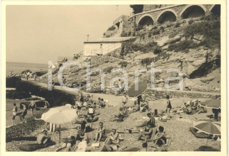 Fotografia d epoca originale 1950 ca RECCO GE Spiaggia libera affollata Foto COSTUME 9x6 cm 1