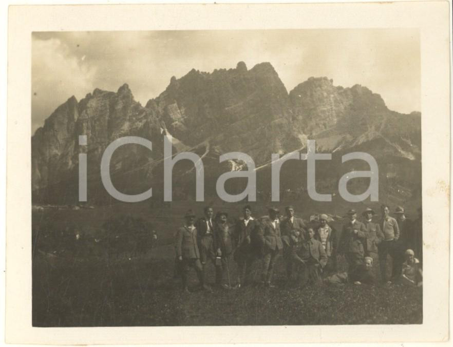 Fotografia d epoca originale 1935 ca CORTINA D AMPEZZO  Escursionisti su un prato  Foto COSTUME 12x9 cm 1