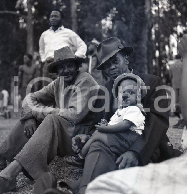 Fotografia d epoca originale 1965 ca JOHANNESBURG ZA Child with a pipe NEGATIVO ORIGINALE ritratto anonimo 1