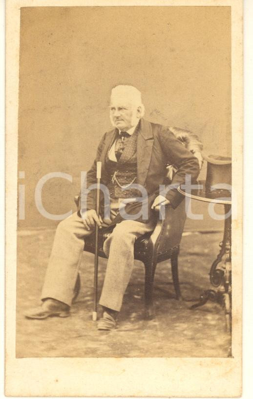 Fotografia d epoca originale 1870 ca PAVIA Anziano gentiluomo seduto  Foto Chimico B. RAIMONDI CDV 1