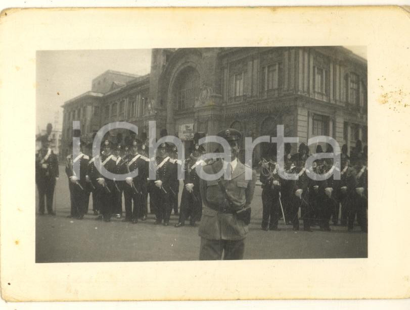 Fotografia d epoca originale 1960 ca BARI Carabinieri in parata davanti al Teatro Margherita Foto 10x7 cm 1