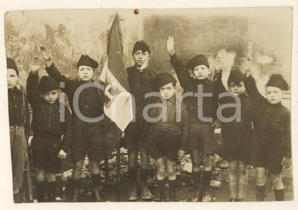 Fotografia d epoca originale 1940 ca ITALIA FASCISMO ONB Balilla con la bandiera Foto DANNEGGIATA 12x8 cm 1