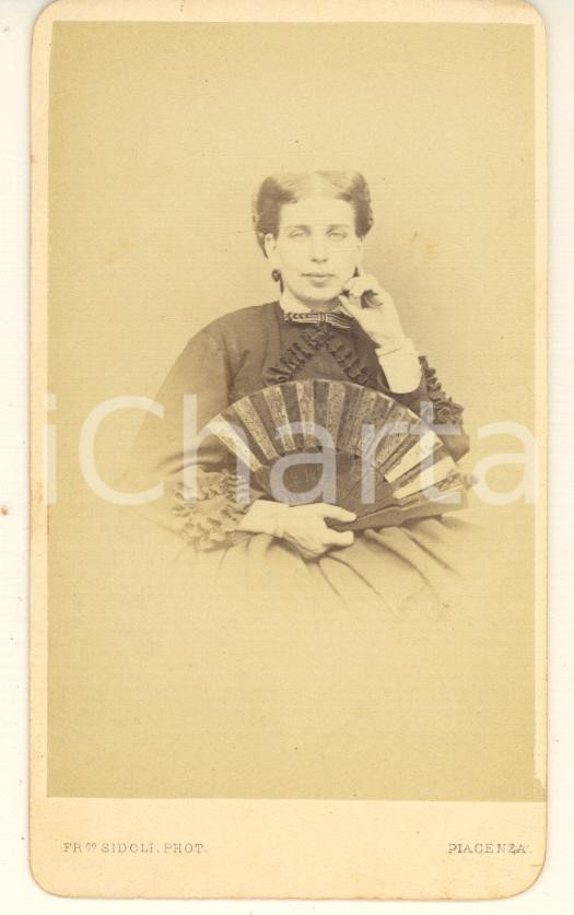 Fotografia d epoca originale 1870 ca PIACENZA Donna con ventaglio  Ritratto Foto Francesco SIDOLI CDV 1