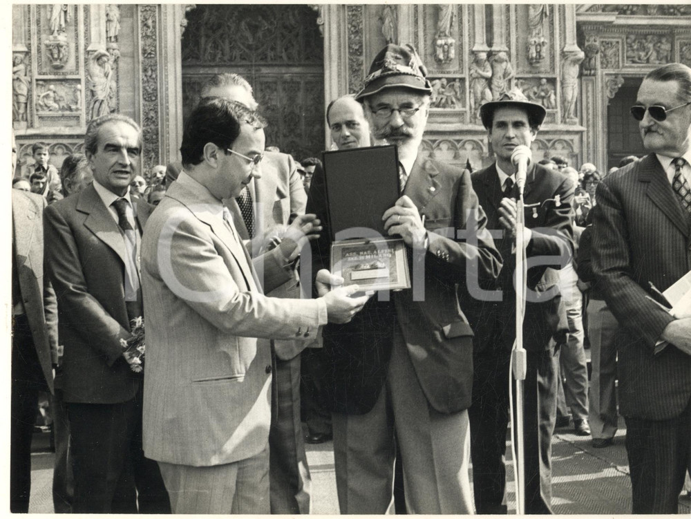 Fotografia d epoca originale 1985 ca MILANO Piazza Duomo  ALPINI  Carlo TOGNOLI Leonardo CAPRIOLI Foto 2 1