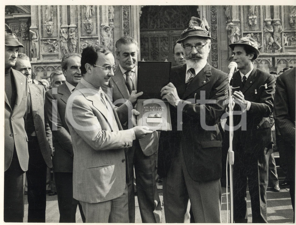 Fotografia d epoca originale 1985 ca MILANO Piazza Duomo  ALPINI  Carlo TOGNOLI Leonardo CAPRIOLI Foto 5 1