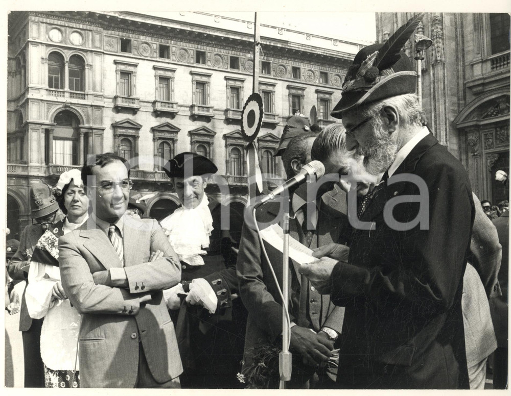 Fotografia d epoca originale 1985 ca MILANO Piazza Duomo  ALPINI  Carlo TOGNOLI Leonardo CAPRIOLI Foto 7 1