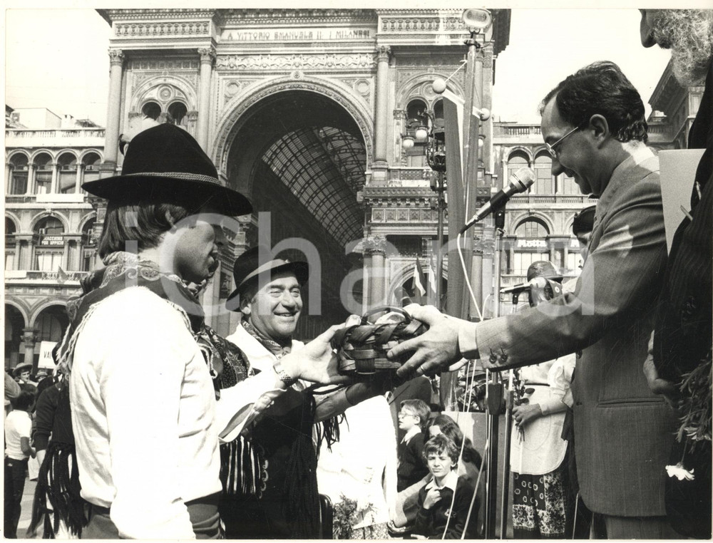 Fotografia d epoca originale 1985 ca MILANO Piazza Duomo  Evento ALPINI  Sindaco Carlo TOGNOLI Foto 2 1