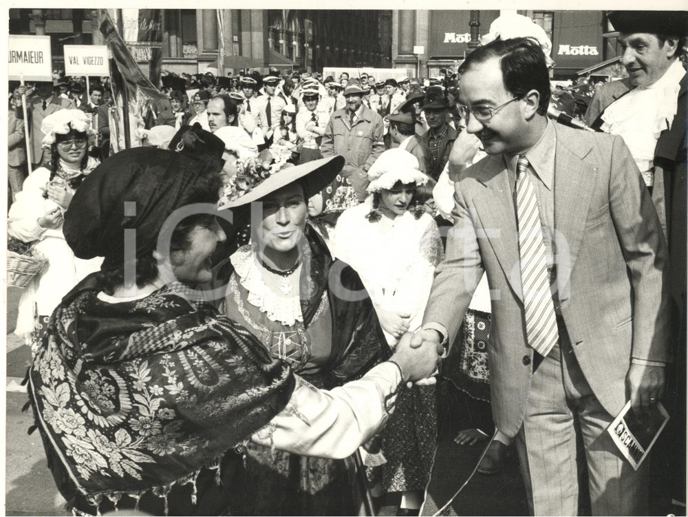 Fotografia d epoca originale 1985 ca MILANO Piazza Duomo  Evento ALPINI  Sindaco Carlo TOGNOLI Foto 4 1