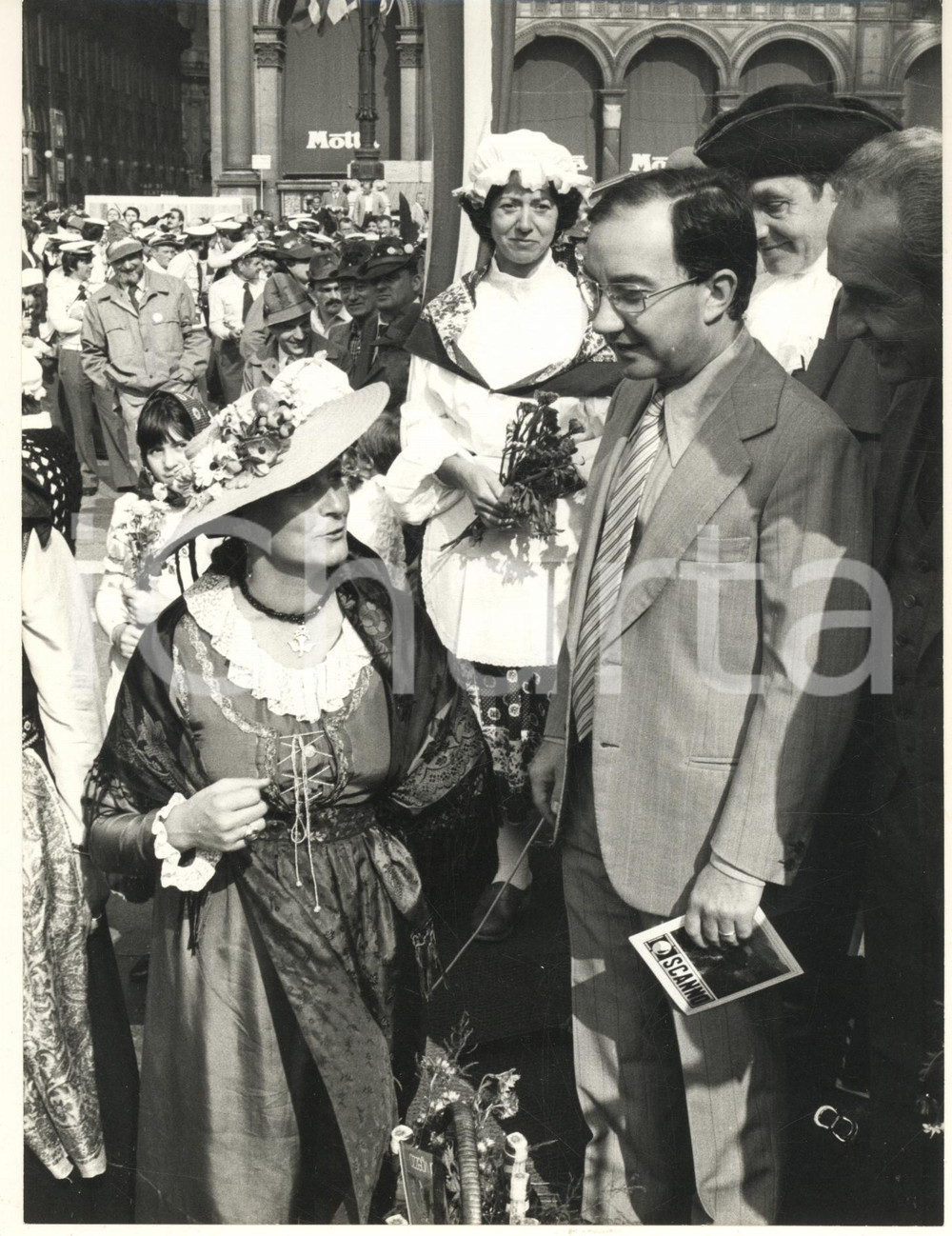 Fotografia d epoca originale 1985 ca MILANO Piazza Duomo  Evento ALPINI  Sindaco Carlo TOGNOLI Foto 5 1