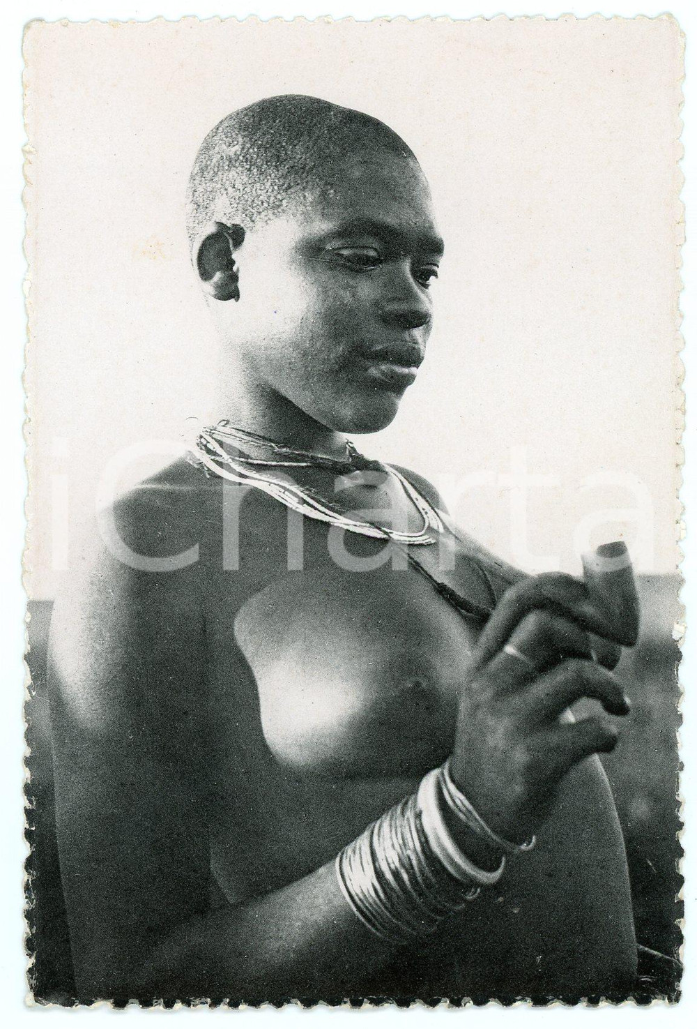 Cartolina originale da collezione 1930 ca RUANDA  URUNDI Femme indigène fumant la pipe Carte postale NU ETHNIQUE 1