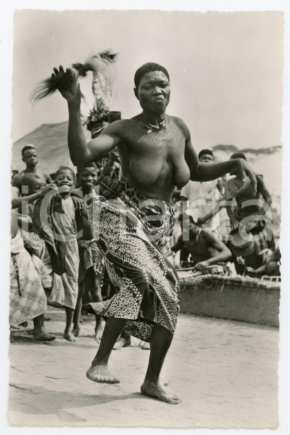 Cartolina originale da collezione 1930 ca MWEKA CONGO BELGE Femme dansant NU ETHNIQUE Carte postale FP NV 1