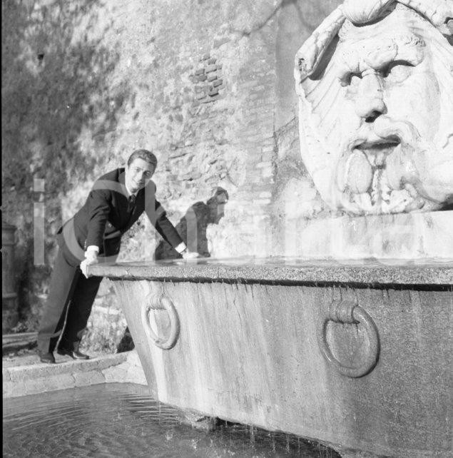 Fotografia d epoca originale 1965ca ROMA Warner BENTIVEGNA alla Fontana del Mascherone NEGATIVO ORIGINALE 1 1