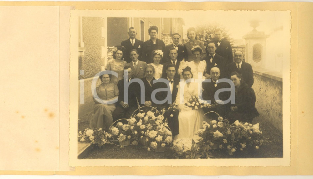 Fotografia d epoca originale 1950 ca MORETSURLOING FRANCE Sposi con la famiglia  Ritratto Foto COFFIN 1