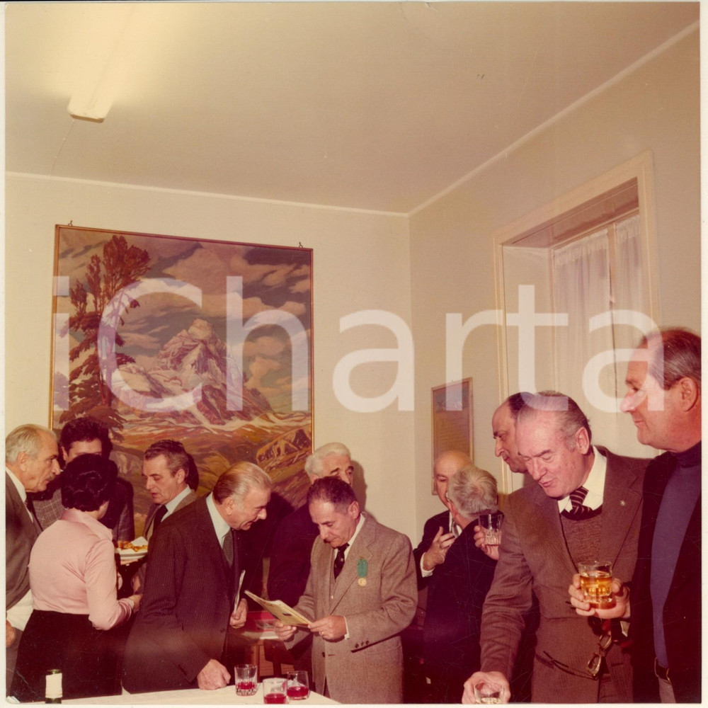Fotografia d epoca originale 1979 MILANO ALPINI Gen. Bruno GALLAROTTI riceve Ordine del Cardo e rivista 1