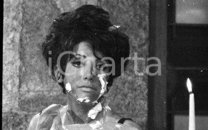 Fotografia d epoca originale 1967 TUTTO TOTÒ Totò ciak!  Diana RABITO Torta in faccia NEGATIVO ORIGINALE 1