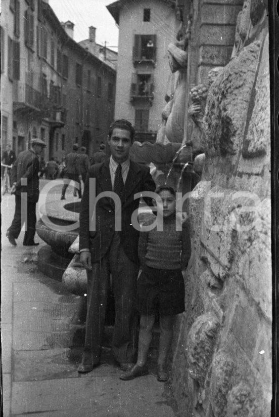 Fotografia d epoca originale 1940 ca BRESCIA Padre e figlio alla Fontana della Pallata  NEGATIVO ORIGINALE 1