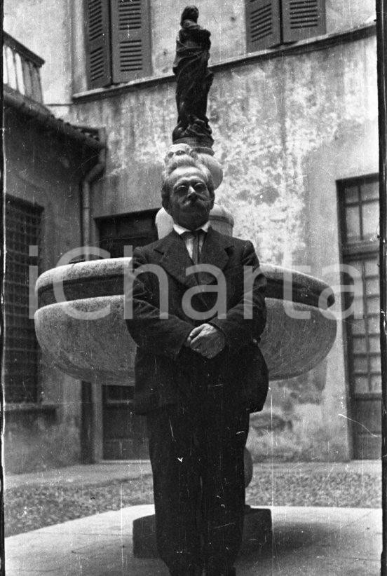 Fotografia d epoca originale 1940 ca BRESCIA Fontana storica in cortile  CURIOSA  NEGATIVO ORIGINALE 1