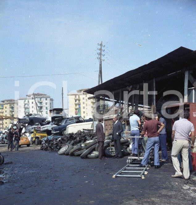 Fotografia d epoca originale 1972 MILANO AUTOPARCO Sbatti il mostro... Gian Maria VOLONTÈ sul set NEGATIVO 1