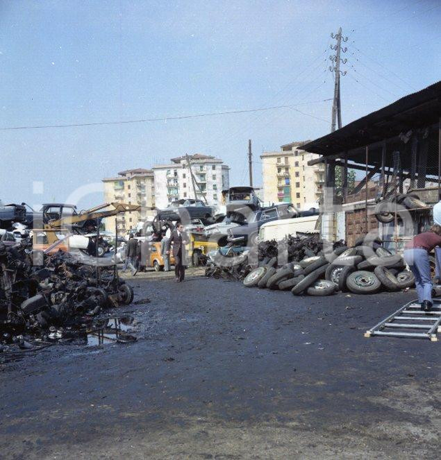 Fotografia d epoca originale 1972 MILANO AUTOPARCO Sbatti il mostro in prima pagina scatto sul set NEGATIVO 1