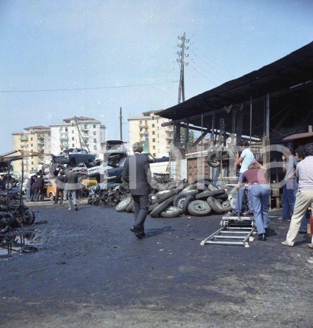 Fotografia d epoca originale 1972 MILANO AUTOPARCO Sbatti il mostro in prima pagina scatto sul set NEGATIVO 1