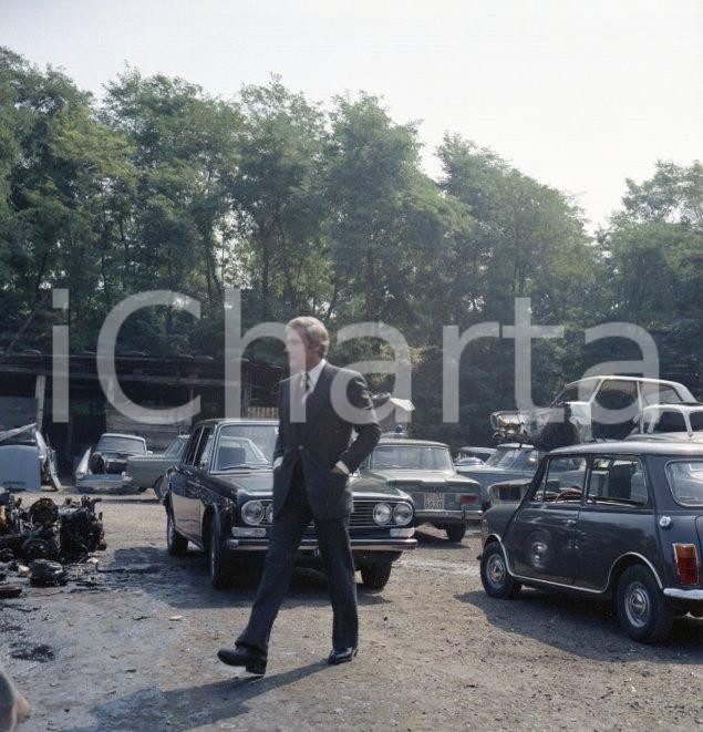 Fotografia d epoca originale 1972 MILANO AUTOPARCO Sbatti il mostro.. Gian Maria VOLONTÈ sul set NEGATIVO 1