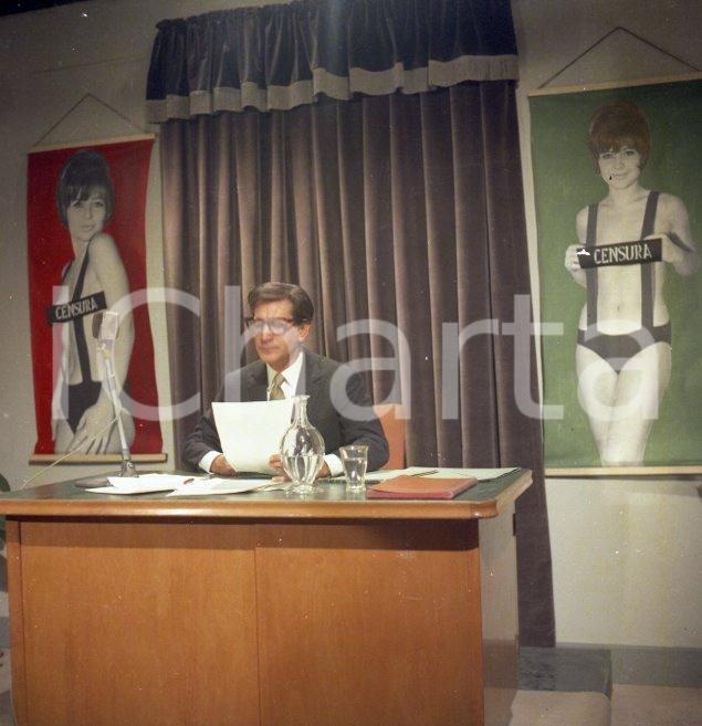 Fotografia d epoca originale 1965 CINEMA MUSICARELLI Alberto BONUCCI alla scrivania  NEGATIVO ORIGINALE 1