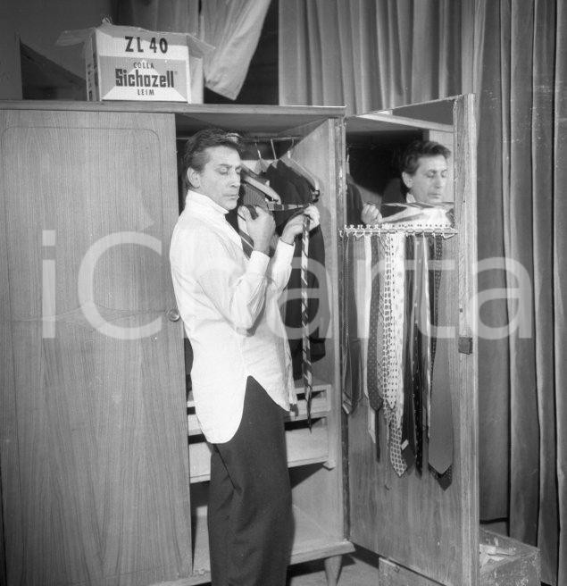 Fotografia d epoca originale 1965 CINEMA Alberto BONUCCI scelta della cravatta NEGATIVO ORIGINALE 1 1