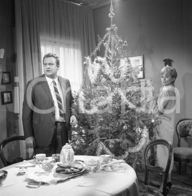 Fotografia d epoca originale 1965 CINEMA Umberto D ORSI Sandra MONDAINI Albero di Natale NEGATIVO ORIGINALE 1 1
