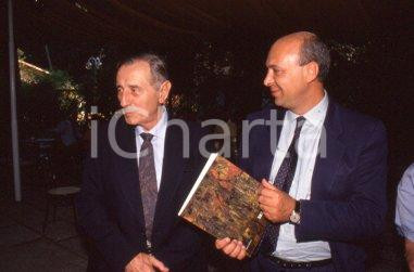 Fotografia d epoca originale 1990 MARINA DI PIETRASANTA LU Ennio MORLOTTI Paolo MIELI DIAPOSITIVA ORIGIN. 1