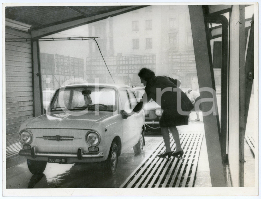 Fotografia d epoca originale 1965 ca MILANO Signora lava FIAT 850 all autolavaggio  Foto 24x18 cm 1