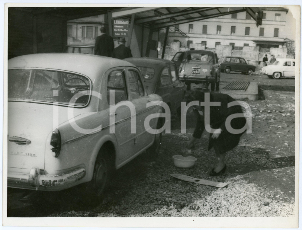 Fotografia d epoca originale 1965 ca MILANO Signora lava FIAT 1100 / 103 H all autolavaggio  Foto 24x18 cm 1