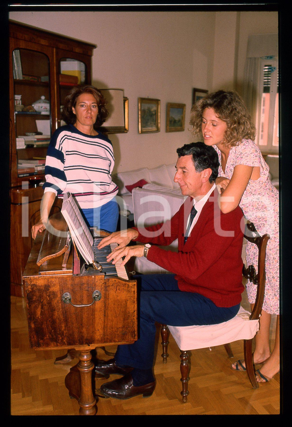 Fotografia d epoca originale 1990 ca ROMA Corrado AUGIAS al piano  Daniela PASTI Natalia 35mm VINTAGE SLIDE 1