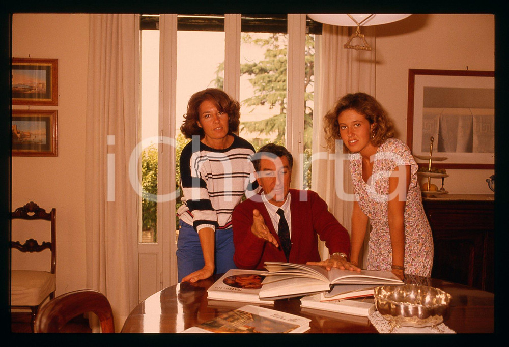 Fotografia d epoca originale 1990 ca ROMA Corrado AUGIAS  Daniela PASTI e Natalia 35mm VINTAGE SLIDE 2 1