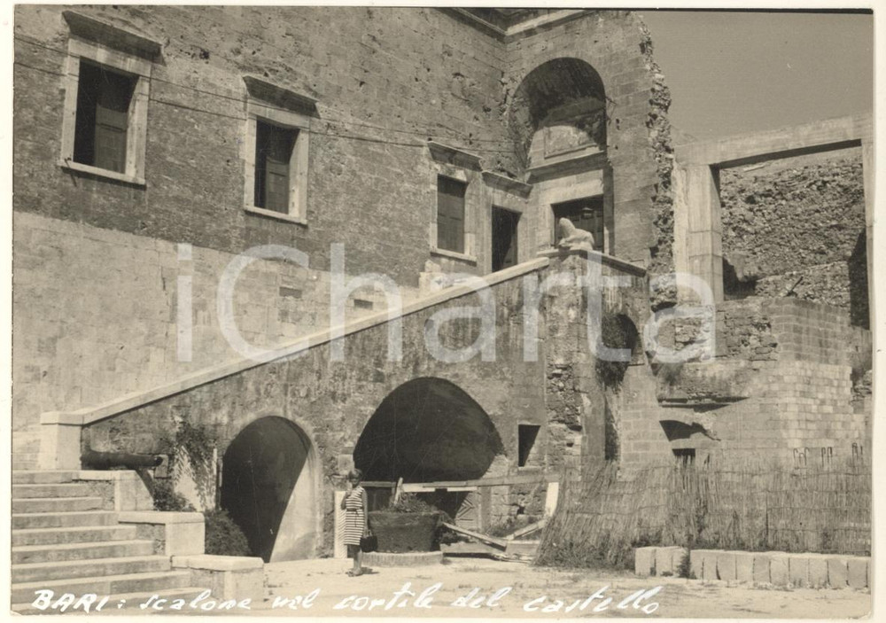 Fotografia d epoca originale 1965 ca BARI Cortile del castello  Scalone Foto bozzetto per cartolina 15x10 1