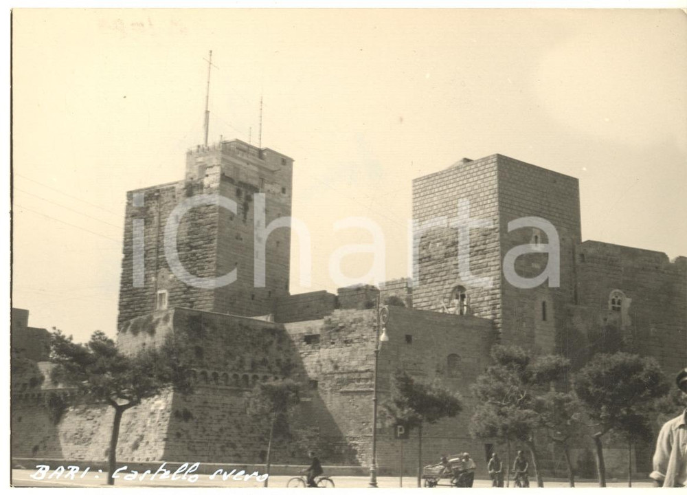 Fotografia d epoca originale 1965 ca BARI Castello Svevo Foto bozzetto per cartolina 15x10 ANIMATA ciclisti 1