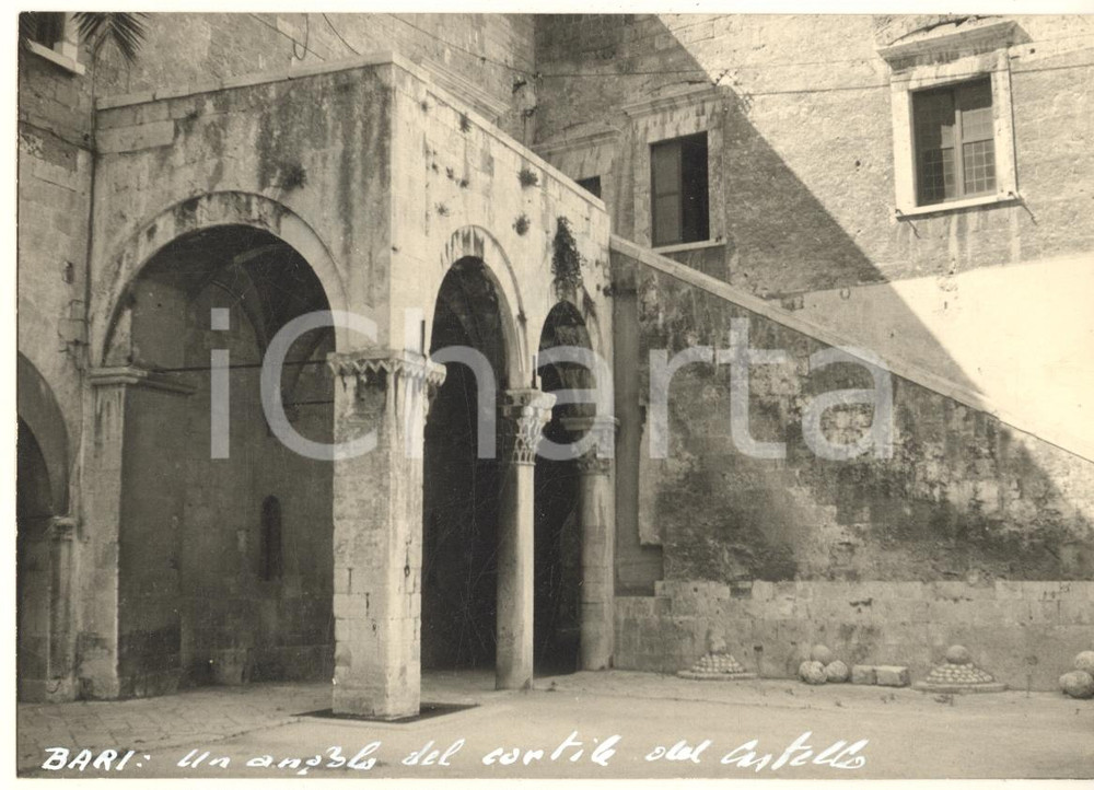 Fotografia d epoca originale 1965 ca BARI Cortile del castello  Un angolo Foto bozzetto per cartolina 15x10 1