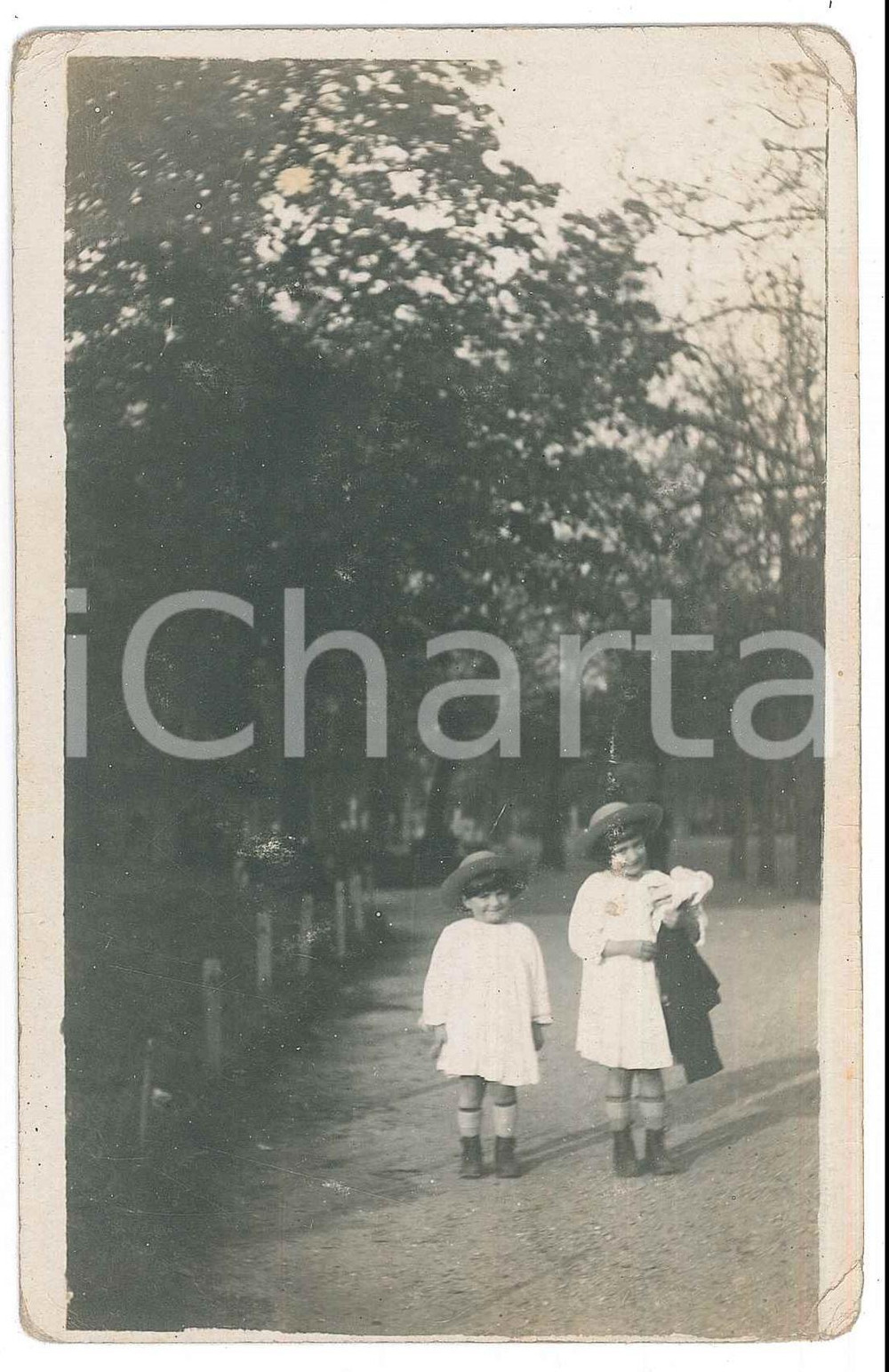 Libro, pubblicazione d epoca 1910 ca CHILDREN Portrait of two little brothers at the park  Photo 8x13 cm 1