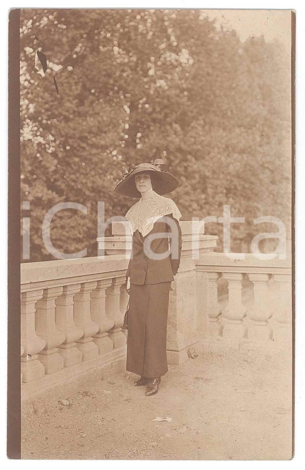 Libro, pubblicazione d epoca 1912 ITALIA Ritratto di donna in terrazza  Fotocartolina 9x14 cm 1