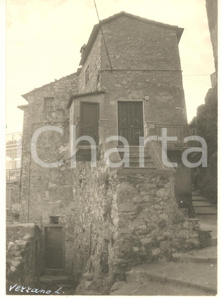Fotografia d epoca originale 1965 ca VEZZANO LIGURE SP Scorcio del centro storico Foto bozzetto cartolina 1