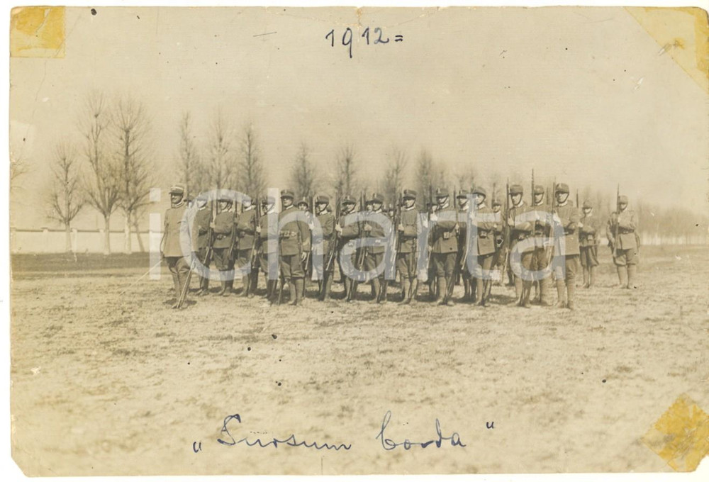 Fotografia d epoca originale 1912 MILANO Battaglione volontari studenti SURSUM CORDA Foto RARA DANNEGGIATA 1