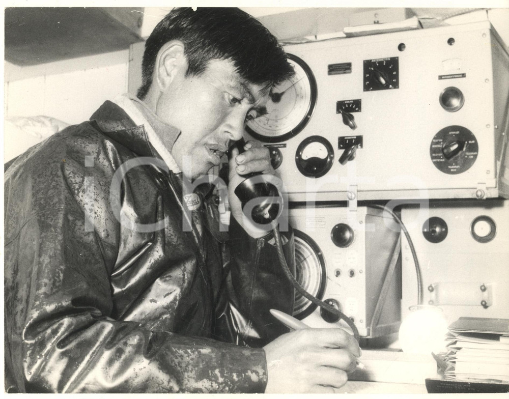 Fotografia d epoca originale 1970 ca GROENLANDIA Radiotelefono su nave da pesca di gamberi Foto COSTUME 1